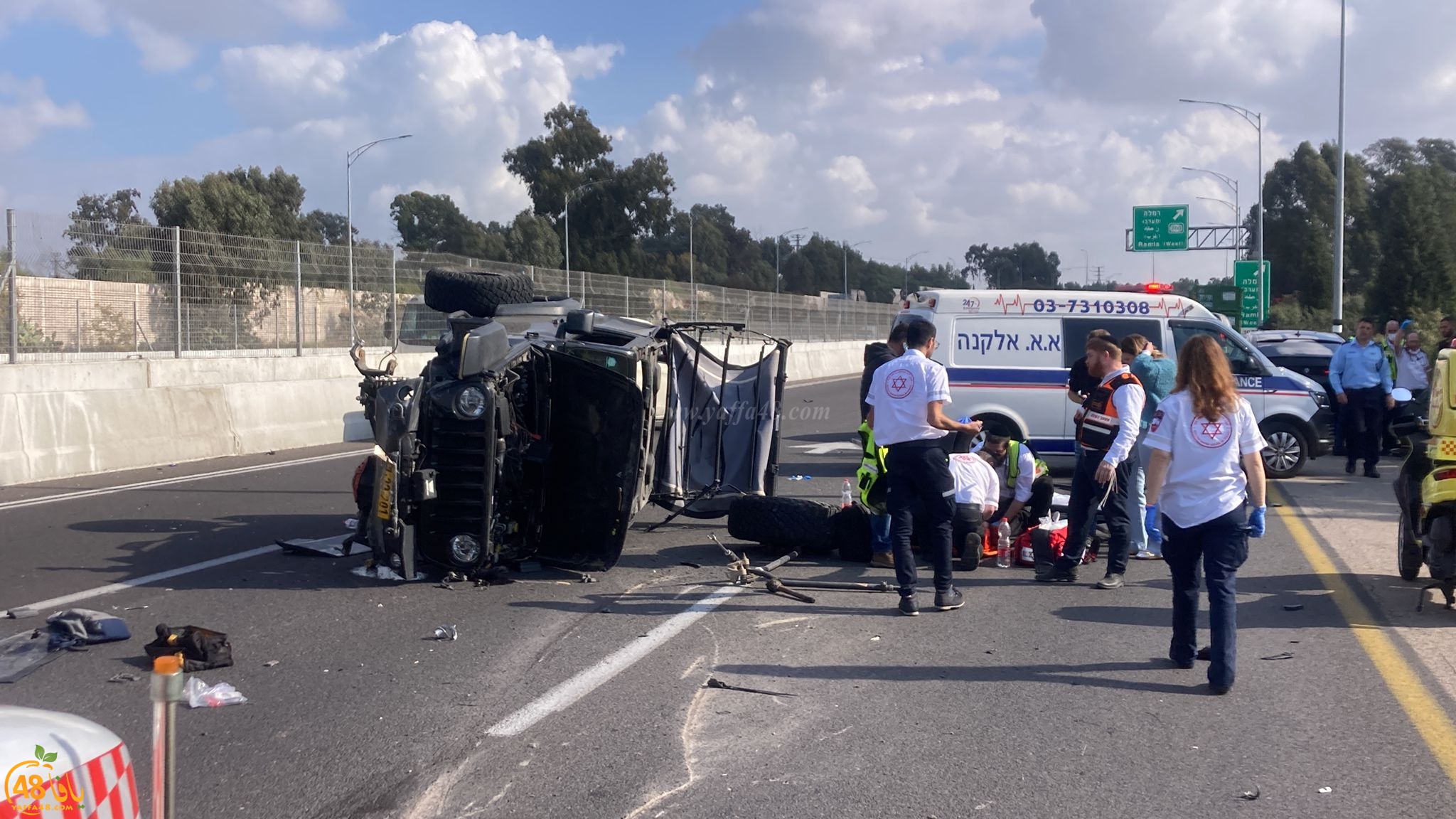  اصابة متوسطة لشخص بحادث طرق وانقلاب مركبة قرب الرملة